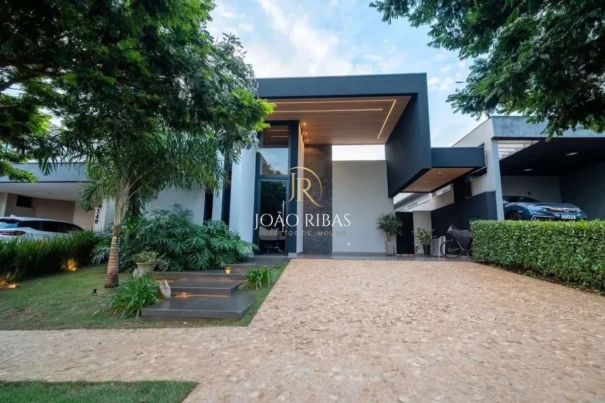 Casa Térrea de 200m² com 03 suítes à venda em condomínio - Vila do Golf