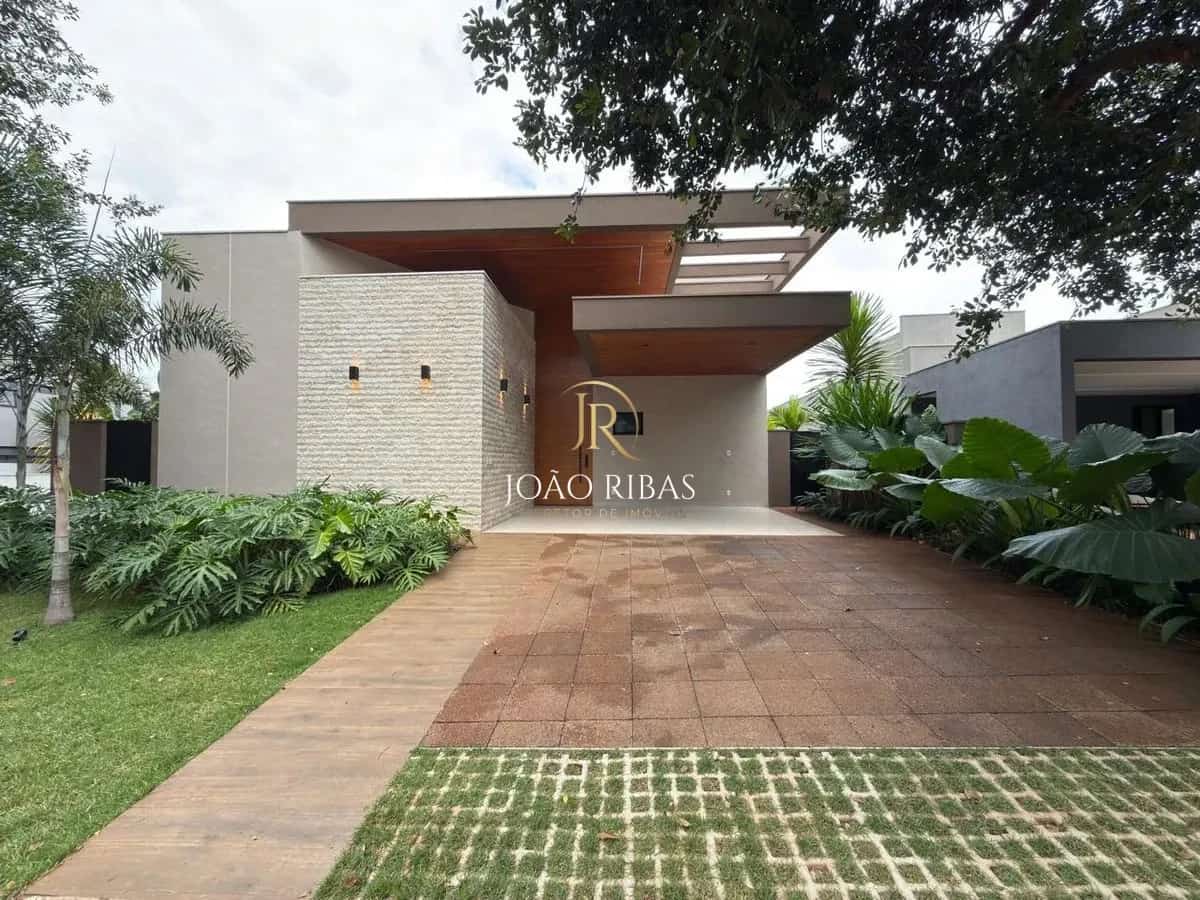 Casa térrea de 260 metros com 3 suítes para venda em condomínio - Alphaville