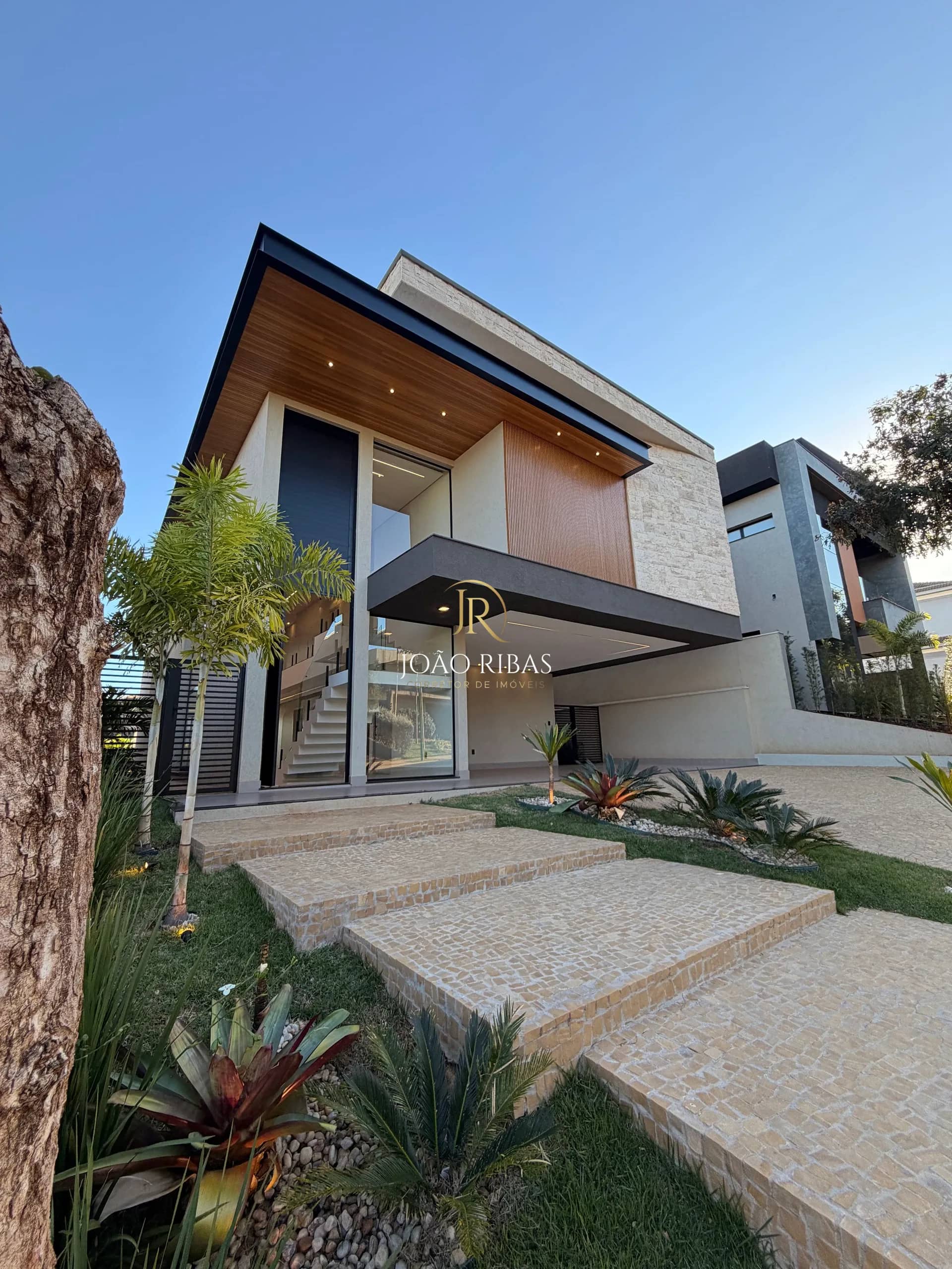 Casa Sobrado com Mezanino e 4 Suítes à Venda no Condomínio Bela Vista | Jardim Olhos D'Água